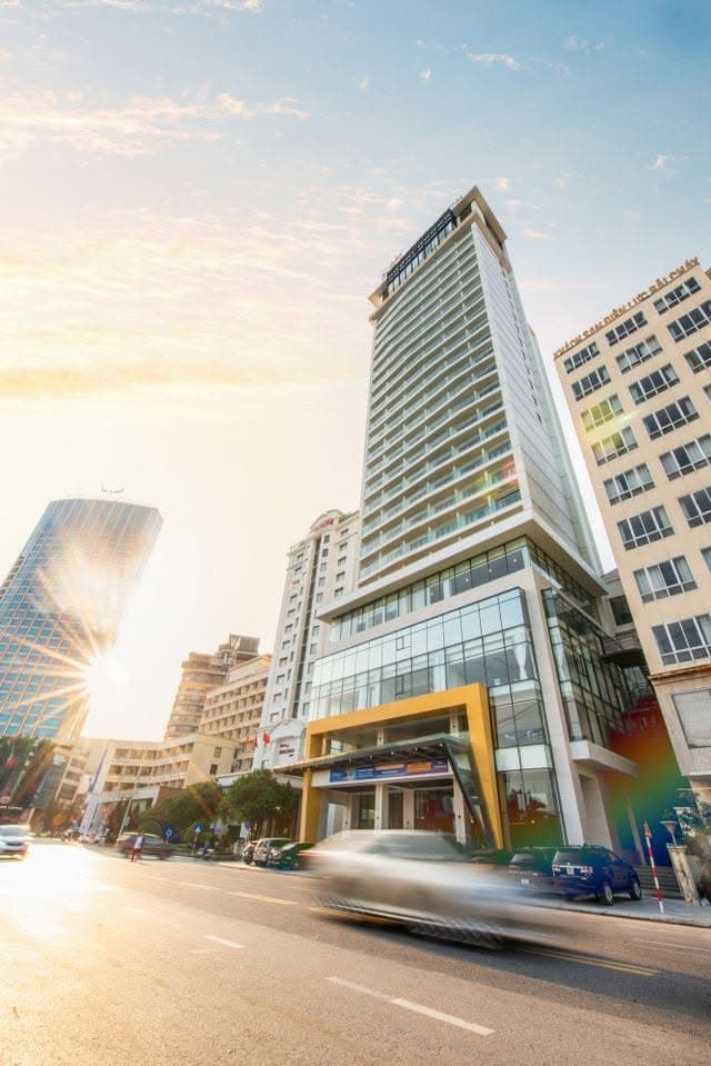 Khách sạn Soleil Hạ Long nhìn từ đường Hạ Long, Bãi Cháy